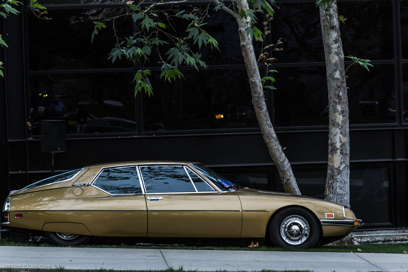 http://s.petrolicious.com.s3.amazonaws.com/2015/features/10-0ct/artcenter-car-classic/ArtCenter-Classic-2015-8.jpg